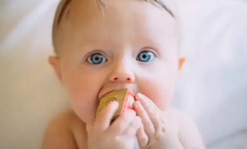 Dentes nascendo: 7 Dicas Essenciais para Cuidar do Sorriso do Seu Bebê