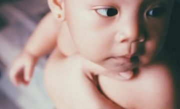 Bebê vomitando muito: 7 cuidados para evitar refluxo após a mamada