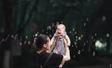 Massagem Shantala: 10 benefícios para mãe e bebê