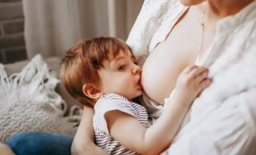 Bebê dorme no peito: 7 orientações para lidar sem culpa