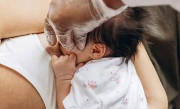 organizar rotina com bebe - Bebê chorando ao mamar: 7 motivos comuns e como agir - 4 - Mamãe Gratidão Bebê chorando ao mamar: 7 motivos comuns e como agir