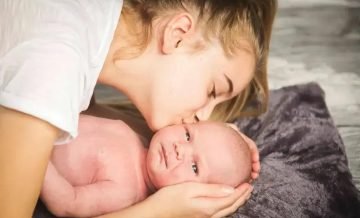 Bebê com língua presa (anquiloglossia): 8 impactos na amamentação e como resolver