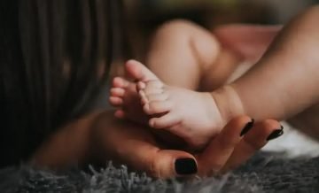Quando o bebê acorda chorando: 7 possíveis motivos e como reagir com calma