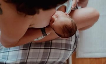 Banho de balde: benefícios e cuidados para o bebê