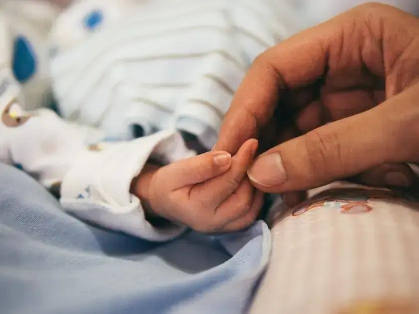 1. A importância da música para o desenvolvimento infantil: Como a música pode impactar o crescimento dos bebês.