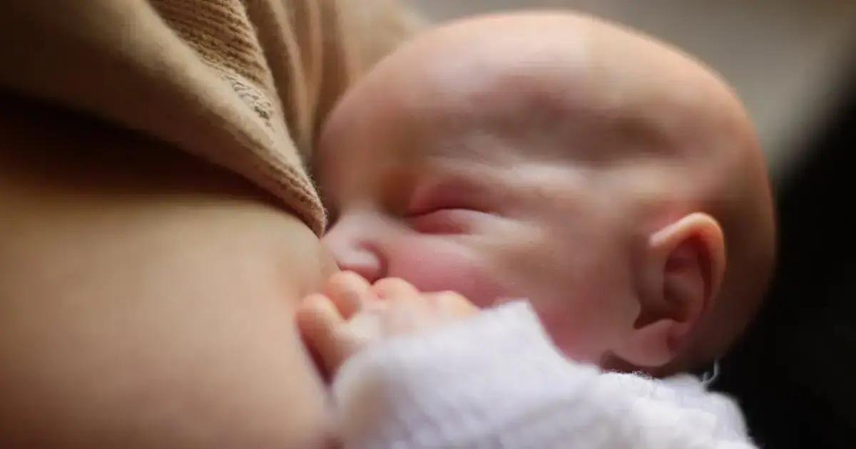 7. Quando parar de deixar o bebê dormir no peito?