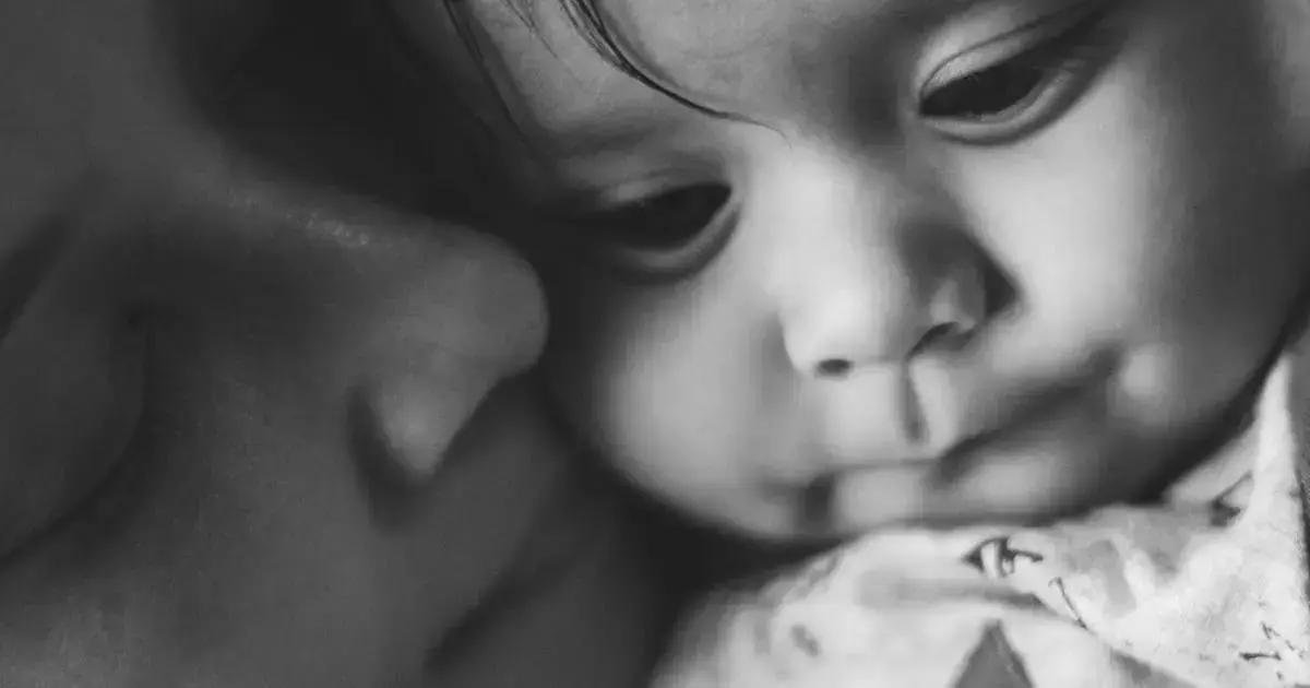 2. Benefícios do bebê dormindo no colo para a mãe e o pai