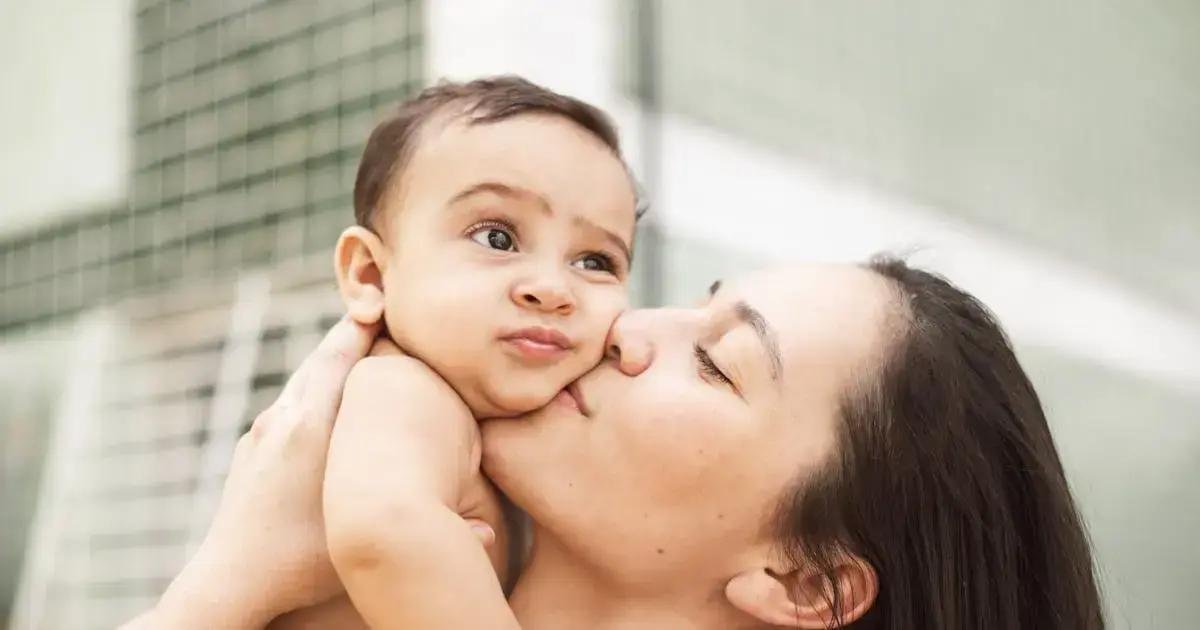 Bebê chorando no carrinho: 8 motivos comuns